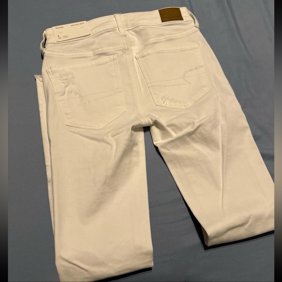 NWT American Eagle White Ripped Jeans Size 2 - Picture 2 of 5